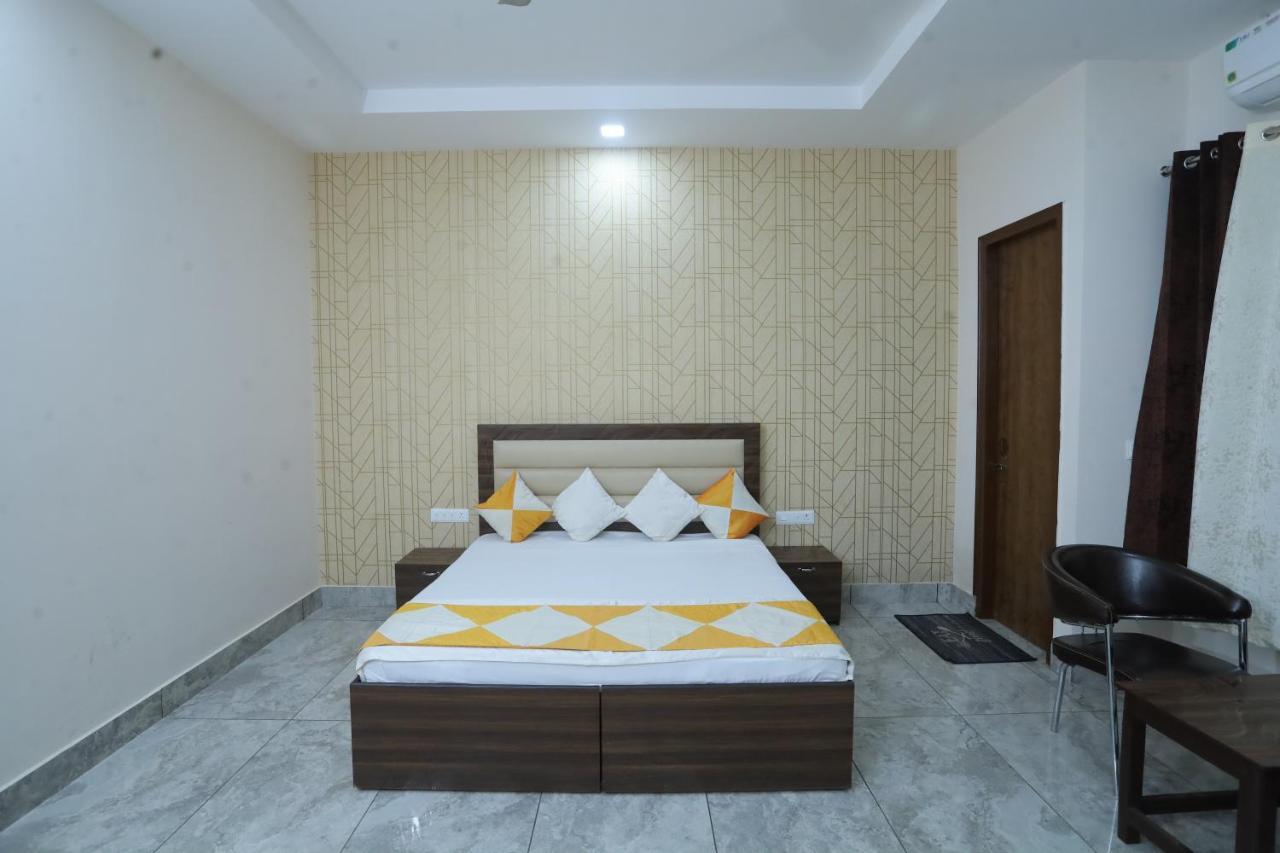 Raghav Inn Karnāl Buitenkant foto